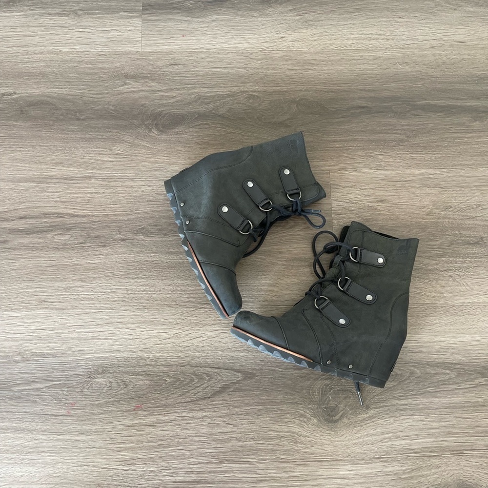 Sorel Joan of Artic Leather Wedge Weatherproof Boots in Black